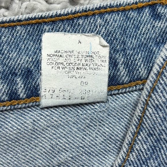 Levi's Jeans Womens 5 Vintage High Rise Mom Jean Light Wash Distressed Holes USA - Picture 4 of 7